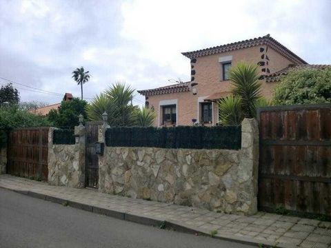 RENTED PROPERTY. NOT VISITABLE. Villa in Tacoronte with three bedrooms and two bathrooms. The constructed area is 255m2 and the land area is 613m2. The offer is subject to errors, price changes, omissions and/or withdrawal from the market without pri...