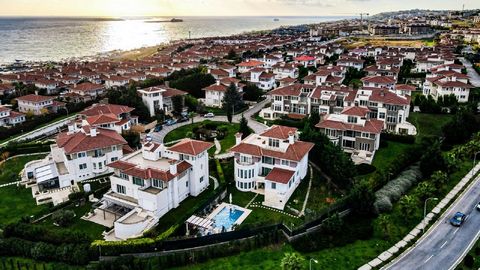 Deze luxe triplex villa's in Beylikduzu zijn nu te koop. Deze zeer prestigieuze villa's zijn gelegen in Beylikuzu, een wijk aan de Europese kant van Istanbul. Dit zeer gewilde gebied trekt kopers aan die op zoek zijn naar een rustige locatie, vol nat...