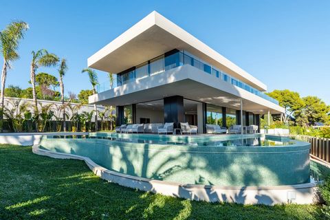 Experience pure luxury in this contemporary masterpiece in the prestigious area of Costa d'en Blanes on the enchanting southwest coast of Mallorca. This modern villa stands out for its elegant design and extends over a generous plot of 950 m2. The im...