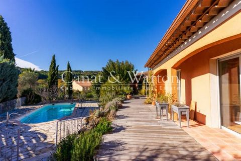 Very beautiful villa of 200m2 on one level on a flat and nicely wooded plot of 1481m2 with swimming pool. The house is welcoming and family-friendly, in its center a very beautiful living room of approximately 39m2 with its cathedral roof, its firepl...