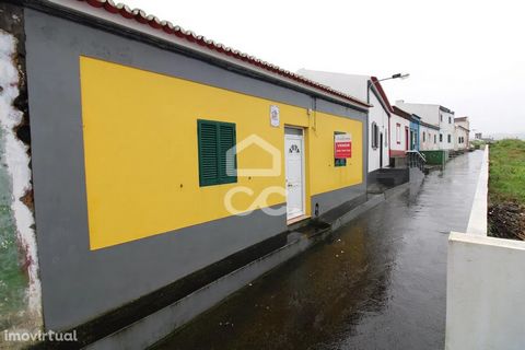 Villa avec 2+2 Chambres Utilisation du grenier avec 18,00 m2 Patio Arrière-cour Attachement Zone de baignade à 1 minute Proche du parking et des commerces À 12 minutes des villes de Ponta Delgada et Ribeira Grande Fenais da Luz est une paroisse portu...
