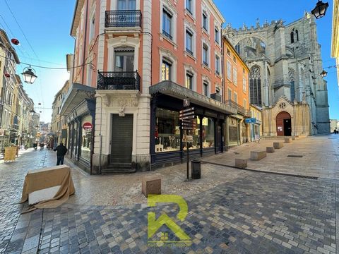 Restaurant business with fireplace in the heart of the historic center of Narbonne. Located in the heart of the charming historic center of Narbonne, this exceptional restaurant is currently up for sale, offering a unique opportunity to acquire a thr...