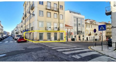 Commercial store with a lot of visibility in Lapa, Lisbon. Commercial space for tertiary use (shop) with basement and access to a back patio. Consisting of a large open space with 5 shutters/windows to Rua do Quelhas and 4 shutters/windows to Rua da ...