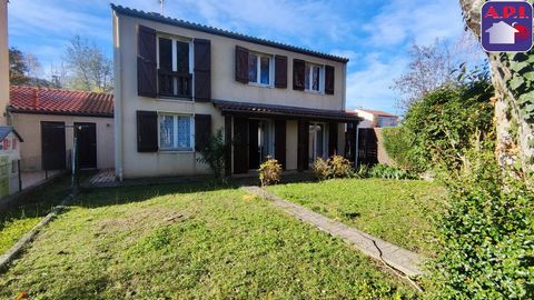 3 BEDROOM HOUSE WITH GARDEN In a peaceful residential area of St Girons, 3 bedroom house, a separate kitchen to be fitted out, a living room of around 30 m² on the ground floor with direct access to an intimate garden of around 300 m² . Attached gara...