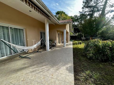 In a sought-after residential area of Hossegor close to the town center and the lake, large single-storey villa of approximately 220m2, located on a flat, wooded plot of 1500 m2. This very well maintained and bright house includes an entrance hall wi...