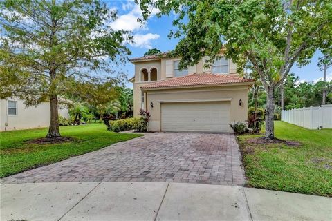 Completely remodeled to perfection, this stunning five-bedroom, three-bathroom home offers unparalleled comfort and style. Nestled on a huge lot, the backyard provides a private oasis, ideal for relaxation and outdoor enjoyment. Inside, the newly ren...