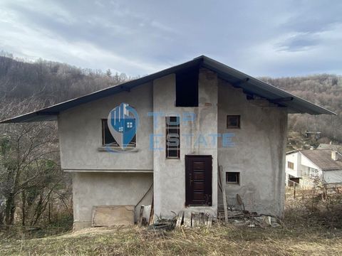 Top Estate Real Estate vi offre una casa in mattoni pieni a tre piani con vista panoramica nel villaggio di Dragancheta, nella regione di Gabrovo. Il villaggio di Draganchetata si trova a 10 km dalla città di Dragancheta. Gabrovo e 12 km dalla città ...