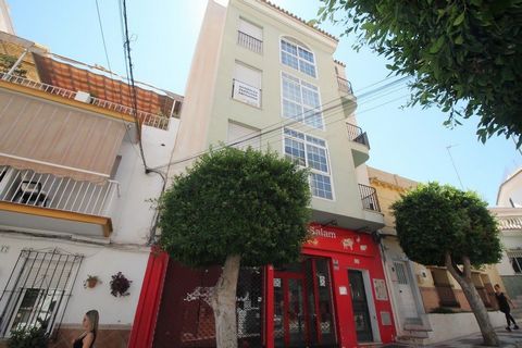 Sale of building with three floors plus ground floor premises in Torremolinos, El Calvario area. Building with lift and communal solarium. Ideal as an investment. Next to services and a few minutes from the centre and train station. Building for sale...