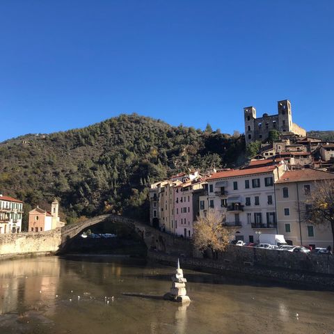 In the pretty village of Dolceacqua, near the French border, beautiful land to build with or without project Building of 11 apartments from studio to 3 rooms, beautiful exposure, a few meters from the merchants of the village, for investment, holiday...