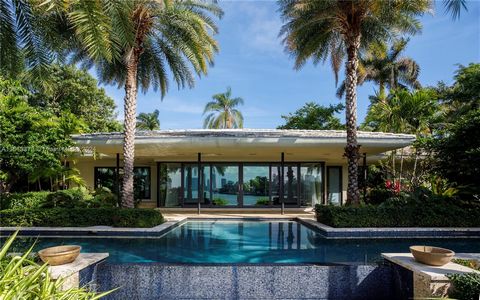 DOUBLE LOT!!! Located in the prestigious Venetian Islands, this stunning waterfront property offers breathtaking views of Biscayne Bay and Downtown Miami. The modern and spacious 3 bedroom, 3.5 bathroom home features an open floor plan, gourmet kitch...