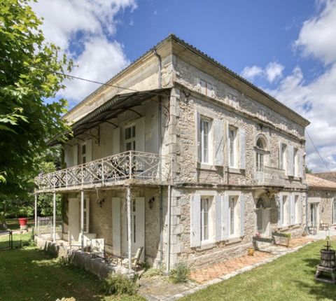 Discover this stone property, operated as a bed and breakfast and gîte. The main house is composed of a large entrance of 31m2, serving 2 suites (15 and 22m2), a living room of 26 m2, a first dining room of 27m2 and a second of 31m2, you will also fi...