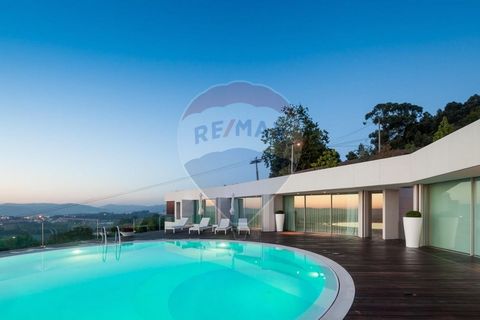 Description Luxury villa with unique views over the city of Guimarães. Located in the prime area of the city, parish of Costa, this villa is built on a plot of land with 4,900m² and with a construction area of 883m², spread over 2 floors. On the firs...