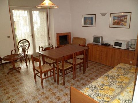 Villa de dos familias situada en una zona muy tranquila y verde en Lignano Riviera, a unos 550 metros de la playa. La casa de planta baja está compuesta por sala de estar con 1 sofá cama doble, cocina separada, 2 habitaciones dobles, 1 habitación ind...