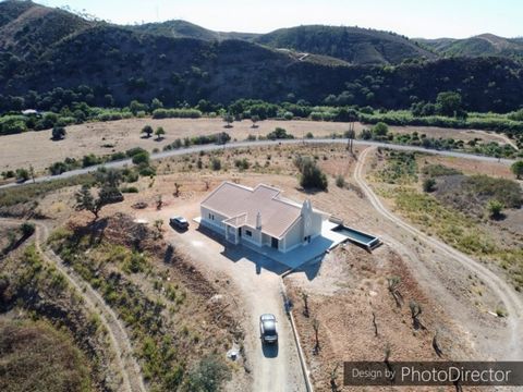 Farmhouse with 5 bedrooms, swimming pool and private borehole. Fully equipped kitchen , double glaze windows and air conditioning. Located next to the Odelouca stream, this farm has a very large area and is surrounded by tranquillity and privacy. Onl...