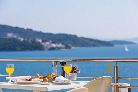 Ein charmantes Familienhotel in ausgezeichneter Lage, nur 80 m vom Meer und dem Strand entfernt. Es ist nur 5 km vom historischen Zentrum von Trogir, das zum UNESCO-Weltkulturerbe gehört, und 7 km vom Flughafen Split entfernt. In unmittelbarer Nähe d...