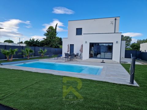 Recent villa of 134m² bathed in the sun on a plot of 637m² with its salt swimming pool of 7.50 x 3.80 700 meters from the sea near Valras Beach! On the ground floor you will discover an entrance with its pantry and toilet as well as a master suite wi...