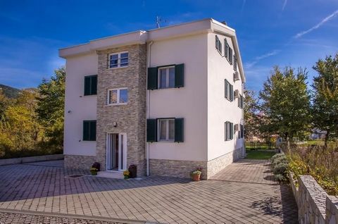 Insel Krk, Baška, attraktive freistehende Villa Fläche 300 m2 zu verkaufen, mit sechs möblierten Apartments, 300 m vom Strand entfernt. Das Villa besteht aus Erdgeschoss mit zwei Zweizimmerwohnungen von 41 m2, mit überdachten Terrassen von 15 m2 und ...