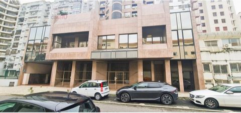 Large commercial space for sale in Campo Grande, Lisbon Great commercial space with 570m2 of floor area, located in one of the busiest areas of Lisbon. Composed of several open space areas and several offices. The space is on the -1 floor, has 4 toil...
