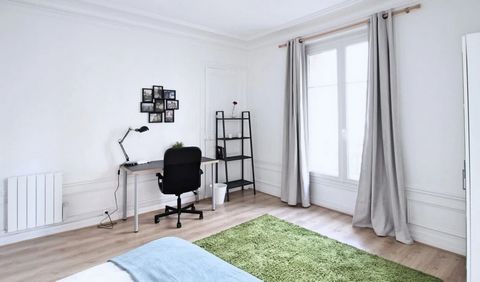 Large 16m² bedroom, fully furnished. It has a double bed (140x190) and a bedside table with lamp. There is also a work area with a desk, chair and lamp. The room also has several storage units: a wardrobe with hanging space and a shelf. Located in th...