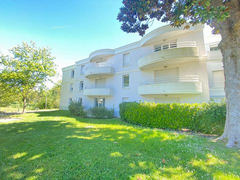 Proche de toutes les commodités, des facs et de Kedge, mais au sein d'un parc arboré et fleuri, avec accès direct à la forêt, dans une jolie résidence de qualité avec piscine, ce charmant T2 en rez-de-chaussée, avec balcon donnant sur les pelouses de...