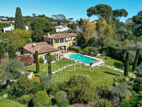 In einer ruhigen Umgebung am Cap d'Antibes, nur 5 Gehminuten vom Strand Keller entfernt, liegt diese prächtige Villa von 500 m² mit 7 Schlafzimmern, darunter eine 100 m² große Master-Suite auf zwei Ebenen, die Eleganz und Komfort verkörpert. Das Erdg...