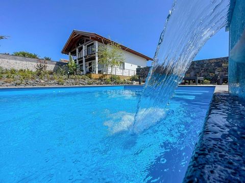 This charming villa, located in the Areias area of the parish of Rabo de Peixe, on the stunning São Miguel Island, offers a unique opportunity to live in a modern and welcoming space. With a quiet location, the property stands out for its distinct ch...