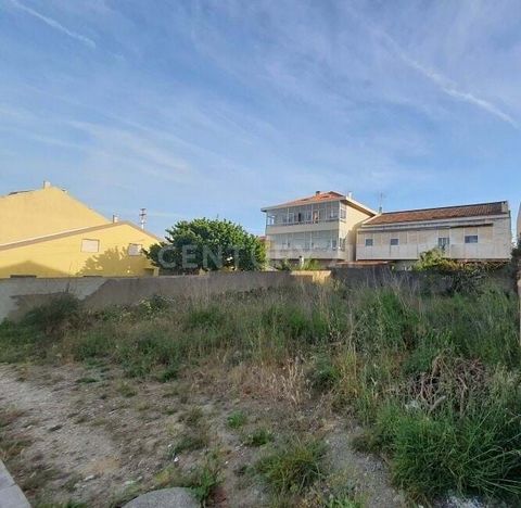 Découvrez cette opportunité d'investissement unique sur un terrain urbain dans la charmante ville de Santa Iria de Azóia, à Loures. Avec une superficie de 280m² et un prix attractif de 66.000, ce terrain offre de nombreuses possibilités pour construi...