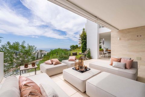 Experience luxury in this stunning ground-floor apartment in the prestigious Los Pinsapos building, Palo Alto, Ojen. Spanning 232 square meters, this elegantly designed home blends modern functionality with timeless style. The open-plan living and di...