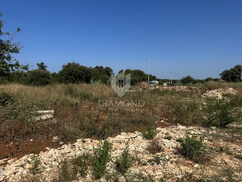 Location: Istarska županija, Pula, Veli vrh. Istria, Pula, Veli Vrh Large plot of land in an attractive location for business and economic purposes. This large plot of land in a very attractive location is a great opportunity for the construction of ...