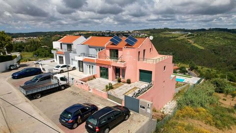 Vi presenterar en rymlig villa med 4 våningar belägen i det charmiga Sobreiro, i Mafra. Denna unika fastighet, med en total yta på 373 m², består av en stor mastersvit, ytterligare fem sovrum, ett mysigt vardagsrum, ett funktionellt kök och fyra badr...