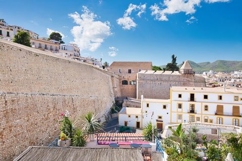 Ancien bâtiment dans le port de plaisance d’Ibiza L’ensemble de l’ancien bâtiment se compose d’un bar au rez-de-chaussée avec un appartement avec terrasse solarium situé dans un immeuble de 1880, situé à La Marina de Ibiza. Orientation ouest BAR: Sur...