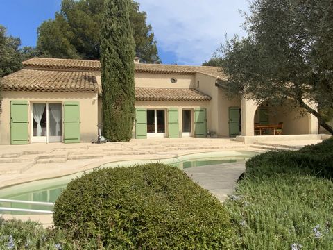 A 5 km d'Uzès dans un village prisé, l'agence Sindy Micots Immobilier Uzès vous propose cette villa de 225 m2 sur son terrain clos arboré et paysagé de 1700 m2 avec piscine. Une large entrée dessert un séjour avec cheminée de près de 80m2 bénéficiant...