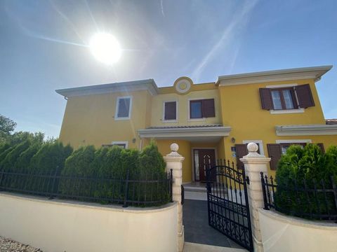 Location: Pula Built: 2014 Sea: 1.5 km City center: 300 m Airport distance: 7 km Inside space: 250 m2 Plot size: 543 m2 Bedrooms: 5 Bathrooms: 6 Swimming pool: 28 m2 Parking: 5 Air-conditioner Patio Garden