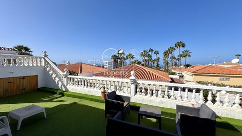 Die Property Gallery präsentiert eine Villa mit drei Schlafzimmern und hervorragendem Potenzial, die sich im ruhigen Sueño Azul-Komplex in Callao Salvaje befindet. Das Anwesen verfügt über zwei geräumige Doppelzimmer und ein kleineres drittes Schlafz...