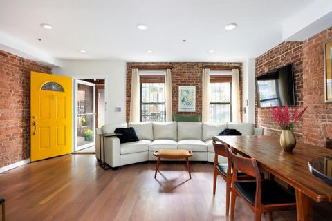 Live in the heart of Harlem!! Unique 2BR+/2.5BA duplex condo with a large (585+SF) south-facing private garden, ideally located on a quiet stretch of West 126th between Lenox and 5th Avenue. Exposed brick, a decorative fireplace, refinished hardwood ...