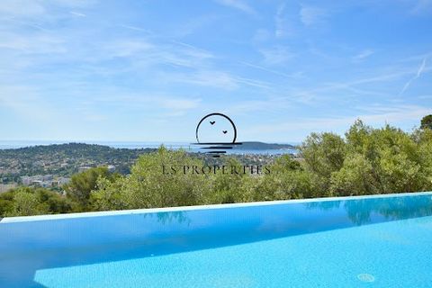 Toulon Faron: Eingebettet auf dem Mont Faron, mit einem atemberaubenden Blick auf das Meer, bietet dieses ehemalige Priorat aus dem Jahr 1630, das in den 90er Jahren zu einer Villa umgebaut wurde, einen unglaublichen Ort zum Leben. Um eine Ebene erhö...