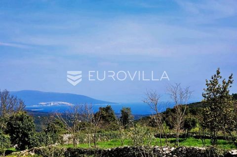 Marcana, Kavran; sale of construction land with valid construction permit and paid utilities and electricity. The land offers an open and beautiful view of the sea, and it is surrounded by greenery. The area is 673 m2. Conceptual design for a detache...