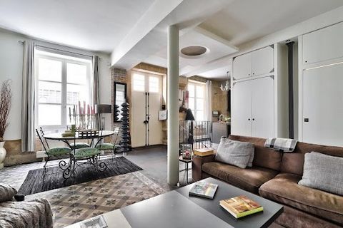 Ideal for a liberal profession with its privileged location between the Picasso Museum and the Place des Vosges. Located in a pedestrian street, in absolute calm. Independent entrance for this ground floor loft with an area of 81.05 m2. It consists o...