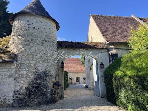 Centre Val-de Loire. Manoir du XVème située proche du zoo de Beauval, en plein coeur et proche de nombreux châteaux du val de LOIRE. Dans un parc arboré parfaitement entretenu sur 10 hectares. Située à 1 heure de Tours et à 15 min du Zoo de Beauval, ...