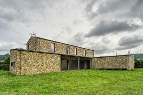 Maison individuelle de luxe flambant neuve avec les meilleures qualités. La maison est située sur la route d’As Modias, dans la paroisse de Porto, dans la municipalité de Cabanas (La Corogne), à proximité de la pinède et à 130 mètres des plages d’A M...