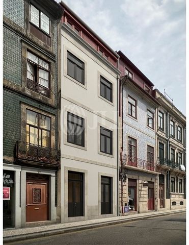 Building with 253 sqm of gross private area and approved project until October 2025 with paid license, on Rua de Cedofeita, Porto. Property in total ownership with the possibility of constructing 9 studios + 1 shop. Located in ARU ZONE, 6% (VAT). In ...