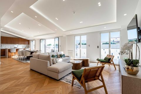 Luxe appartement van 188m2 gelegen op 2 minuten van het Palais des Festivals. - Met het vliegtuig: de luchthaven van Nice ligt op 30 minuten van Cannes - Privéchauffeur vanaf de luchthaven van Nice: Reservering op aanvraag - Met de auto: Openbare par...