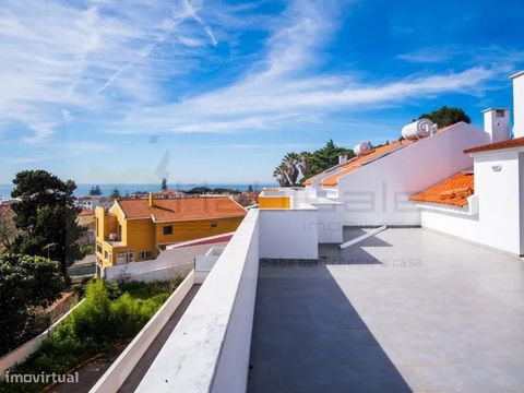 Appartement unique dans le centre de Parede, duplex, avec terrasse et vue panoramique sur la mer, dans une communauté fermée, cuisine équipée, panneaux solaires, construction de haute qualité avec des bois de hêtre massif. Air climatisé, aspirateur c...