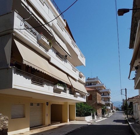 Zu verkaufen eine Wohnung in Kyparissia (Messinia) in einer ruhigen Nachbarschaft, Meer, 91 qm, 1., 2 Schlafzimmer, gebaut in '97, Bad, offene Küche, autonome Heizung, Klimaanlage, Sicherheitstür, Markisen, Garten, Teilsanierung '18, luxuriös Eingeri...