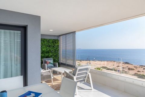 Los apartamentos en primera línea de mar ofrecen vistas exclusivas al mar y a la playa Apartamentos de dos o tres dormitorios y dos baños todos con amplias terrazas y magníficas vistas al mar Mediterráneo y a la Playa de Punta Prima Las viviendas han...