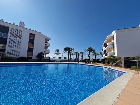 Apartament w ekskluzywnym kompleksie Playa Azul w Cambrils. Dom o powierzchni 84m2 podzielony jest na dwie dwuosobowe sypialnie z wbudowanymi szafami, odnowioną łazienkę, niezależną kuchnię z galerią i salon z jadalnią z wyjściem na taras od strony p...