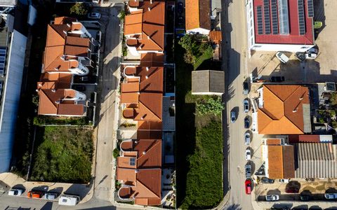 Städtisches Grundstück mit einer Fläche von 355,50 m2. Das Hotel liegt in der Rua dos Bombeiros in Aljezur. Das Grundstück eignet sich für den Bau von Wohn- und Dienstleistungsgebäuden. Alle Infrastrukturen sind vor Ort. In der Nähe der unterschiedli...