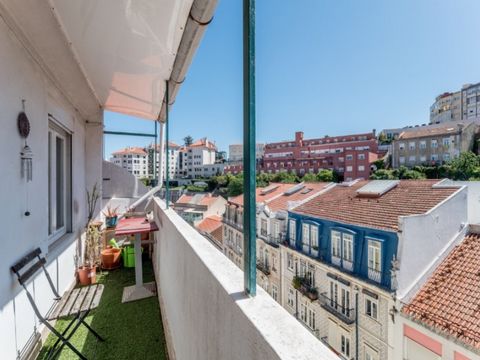 Located in the Graça neighborhood, this apartment has 3 bedrooms and 2 bathrooms. All the bedrooms have built-in closets and fantastic natural light, one of them encompassing a long covered balcony. Through the long corridor at the entrance of the ap...