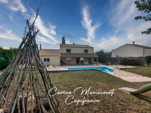 **Superbe maison familiale à La Crèche (79)** Située dans un environnement paisible, cette élégante maison de 185 m², construite en 2000, est le lieu idéal pour installer votre famille. Offrant des prestations de qualité, cette demeure combine confor...