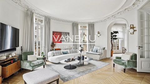 Monceau - Courcelles Dans un immeuble haussmannien de grand standing, en angle, un appartement d'une surface de 207m² offrant de somptueux volumes. Le bien se compose d'une galerie d'entrée, d'un grand salon en rotonde, d'une salle à manger, d'une cu...